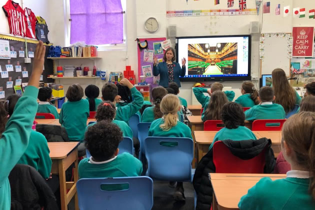 Fleur Anderson MP visits a local school 