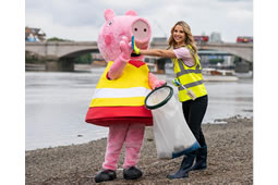 Peppa Pig Cleans Up The Foreshore at Putney
