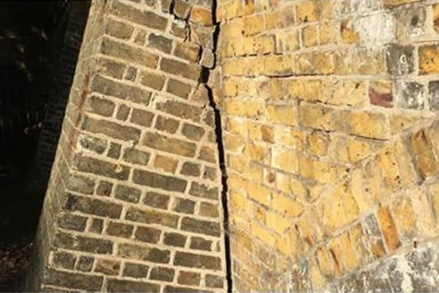 Cracks appearing on structure of Putney Bridge